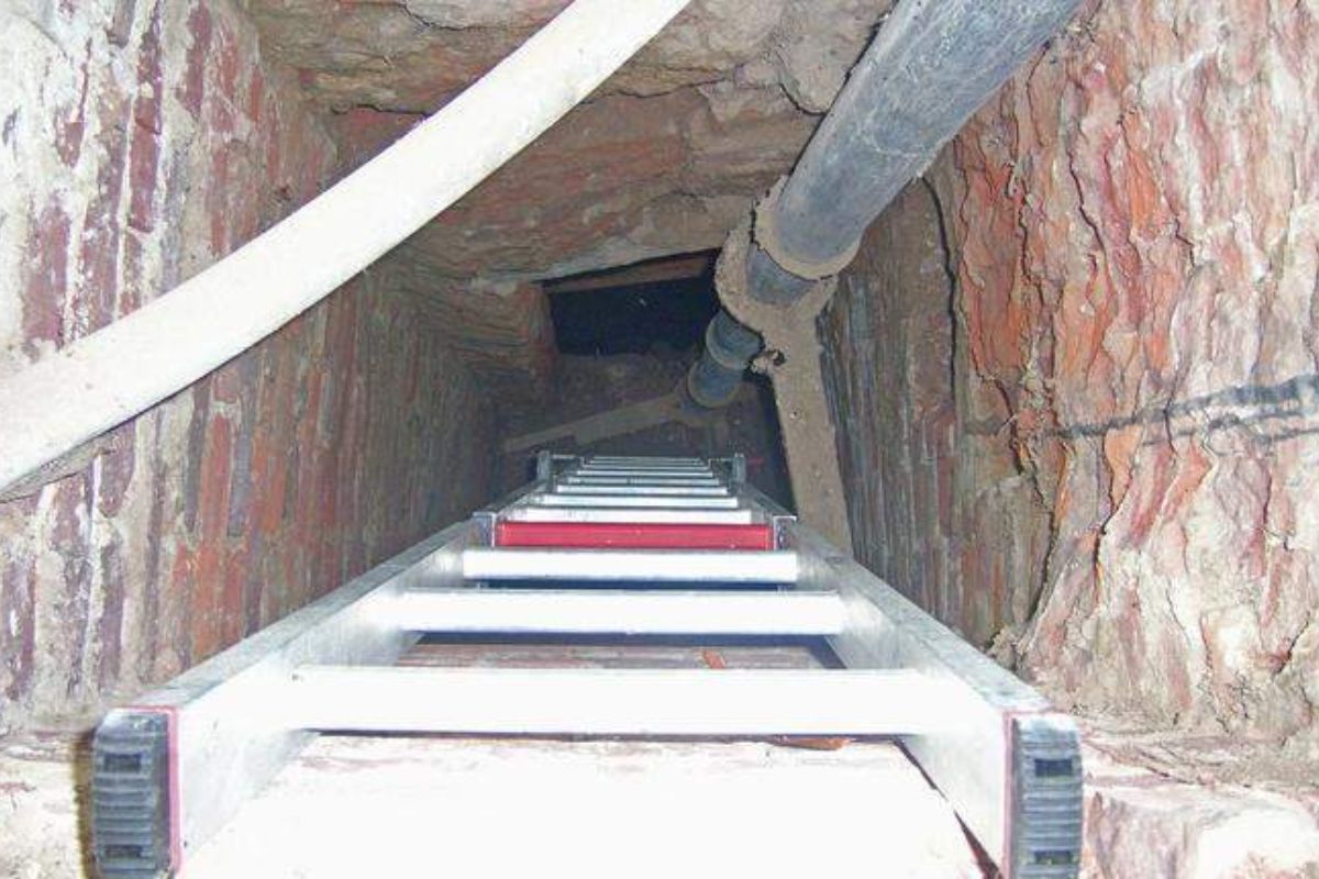 reforma em casarão em Tielt revela túnel, poço e ligação subterrânea na Nieuwstraat sob casas históricas da Bélgica.