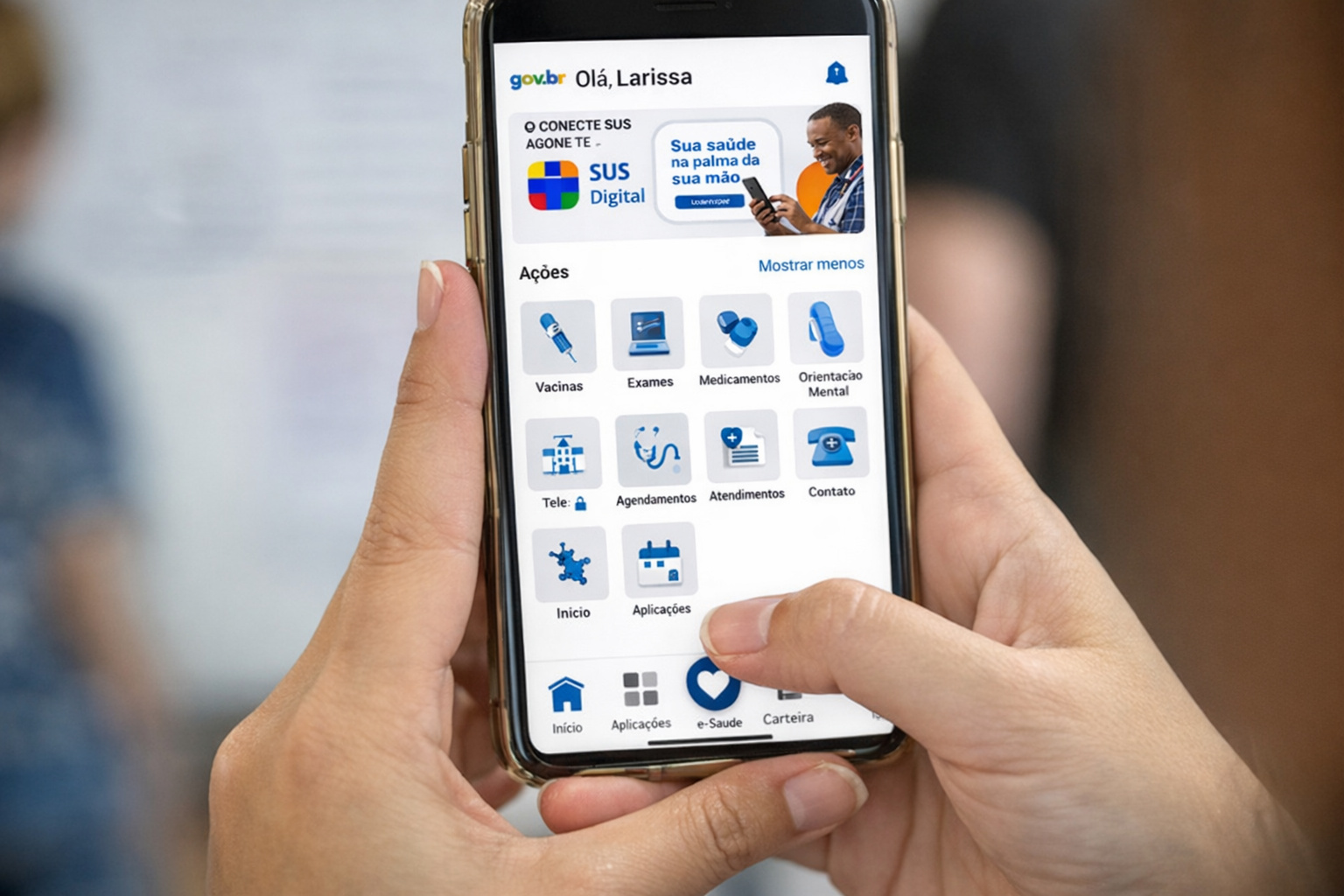 Pessoa utilizando o aplicativo SUS Digital no celular para acessar serviços de saúde e teleatendimento do Sistema Único de Saúde