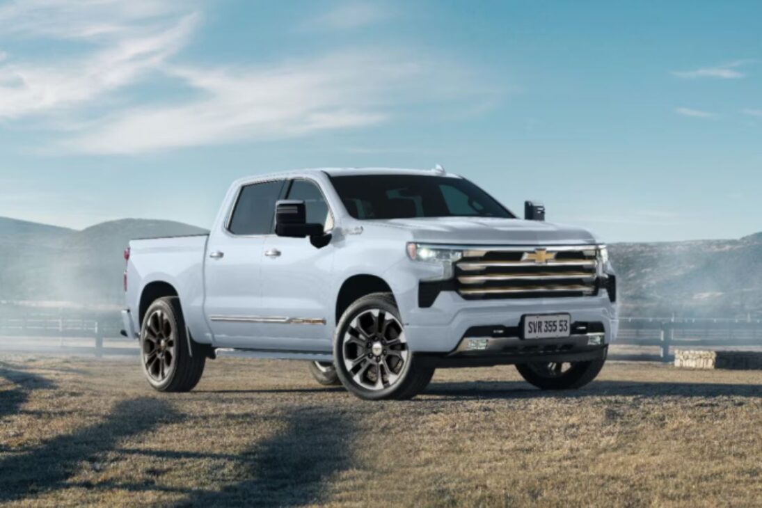 Silverado combines V8, luxury, finish, and performance of a full-size pickup for around R$ 460 thousand and catches attention among full-size trucks.