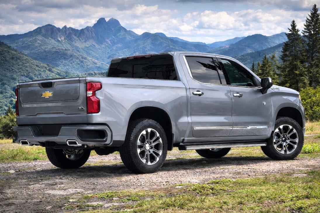 Silverado combines V8, luxury, finish, and performance of a full-size pickup for around R$ 460 thousand and catches attention among full-size trucks.