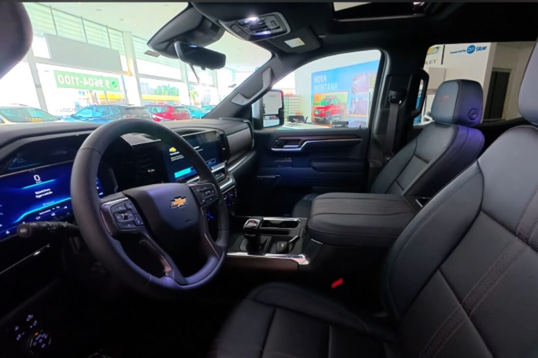 Silverado combines V8, luxury, finish, and performance of a full-size pickup for around R$ 460 thousand and catches attention among full-size trucks.
