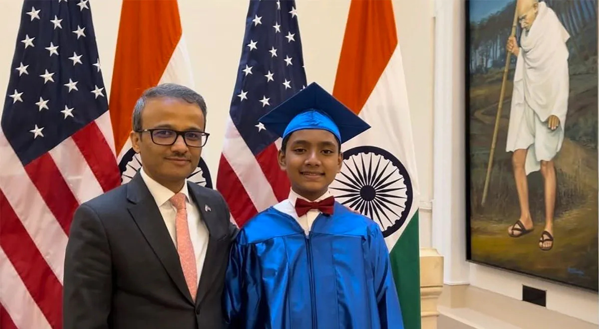Aos 7 anos, menino indiano dá sua primeira aula universitária de matemática ao desafiar o próprio pai, também matemático, e aos 12 ingressa na Universidade de Nova York planejando concluir doutorado antes dos 16