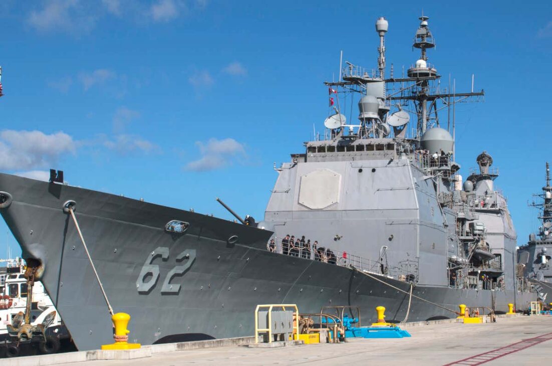 Weighing around 9,800 tons, with 122 vertical launch cells and the Aegis combat system capable of tracking hundreds of targets simultaneously, the Ticonderoga-class cruisers have become true floating arsenals and pillars of the air defense of the US Navy fleets