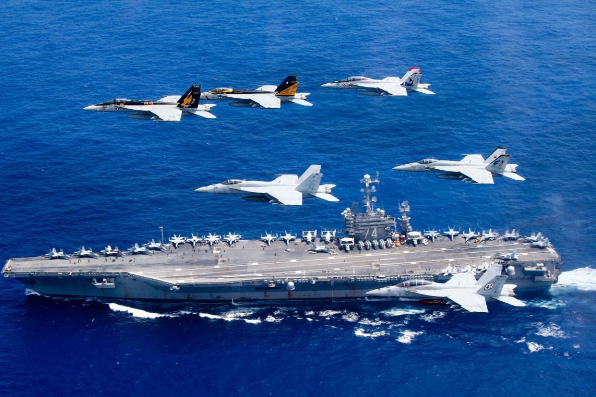 Marinha, Trump, Irã, Brent e Estreito de Ormuz se cruzam em uma crise que ameaça o fluxo global de energia e reacende o risco de inflação mundial.