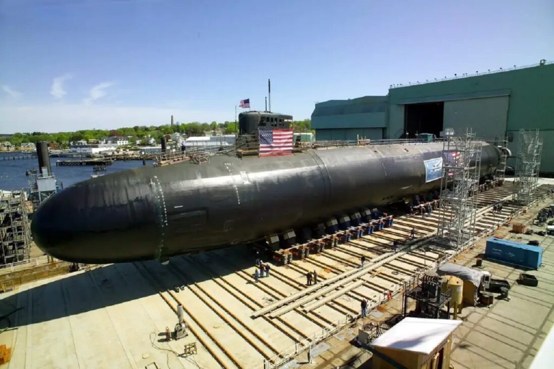 The U.S. Navy added a 25-meter module to the hull of Virginia Block V submarines to triple the missile capacity, from 12 to 40 Tomahawks, planning 10 units to offset the retirement of Ohio-class submarines starting in 2028 and created the most armed attack submarine in American history, costing US$ 3.2 billion per unit