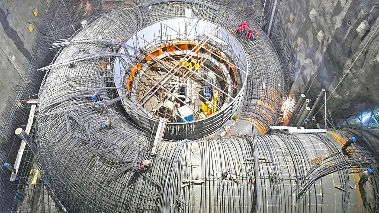 O rotor da maior turbina hidrelétrica do mundo pesa 346 toneladas, tem 8,62 metros de diâmetro e precisou ser usinado dentro de uma caverna escavada na montanha porque era grande demais para ser fabricado em uma fábrica convencional ou transportado por estradas