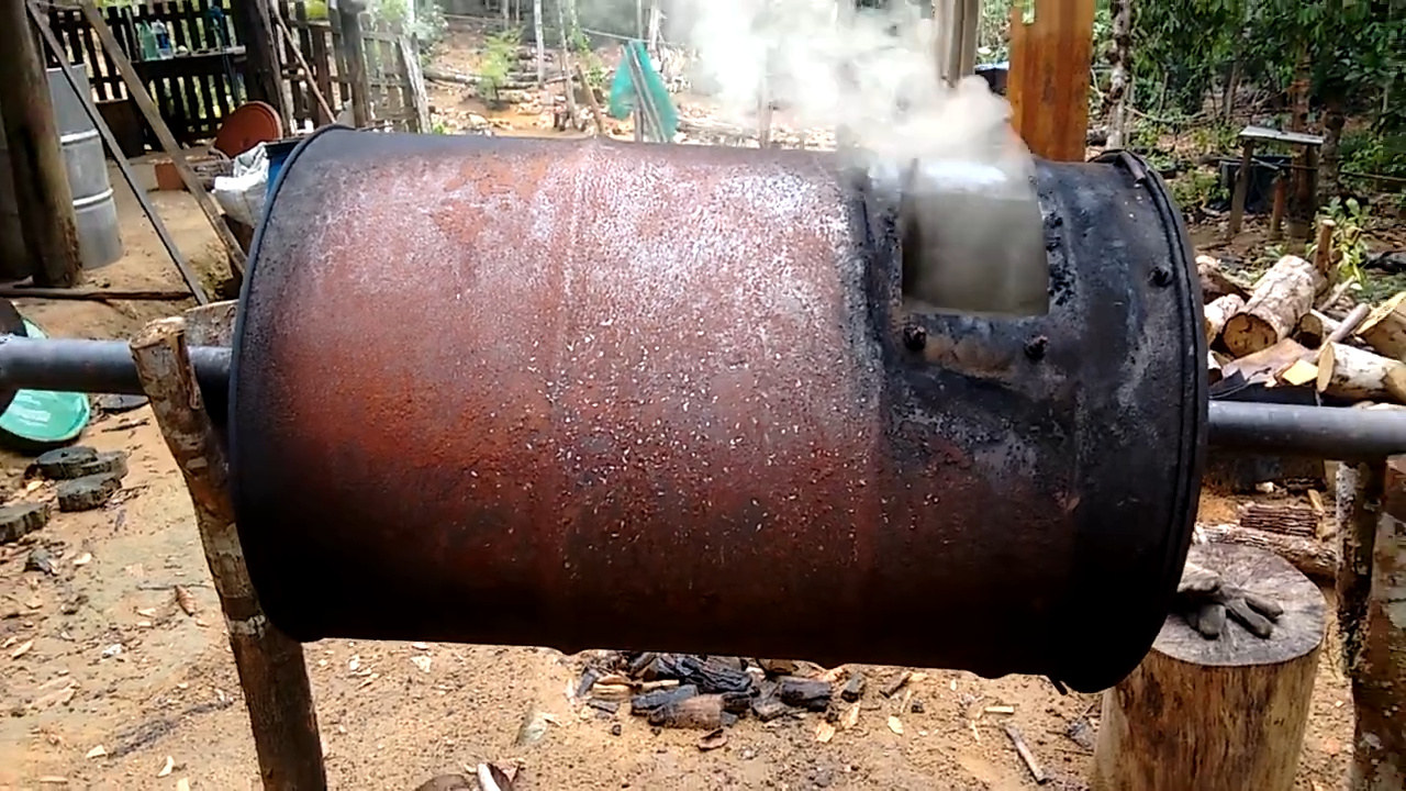 Agricultor transforma resíduos da própria roça em biocarvão dentro de um tambor de 200 litros, incorpora o material ao solo degradado, reduz o uso de fertilizantes químicos e ainda sequestra carbono por centenas de anos sem gastar um centavo com insumos externos