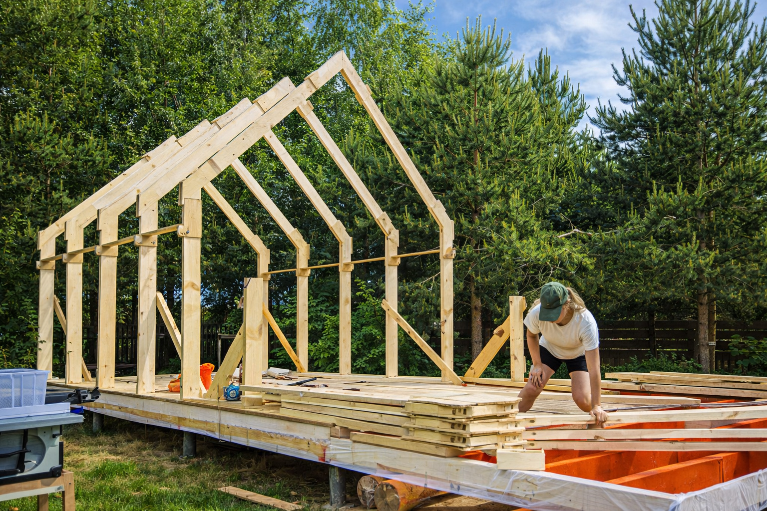 casal constrói uma casa de baixíssimo custo feita com madeira e com muito talento
