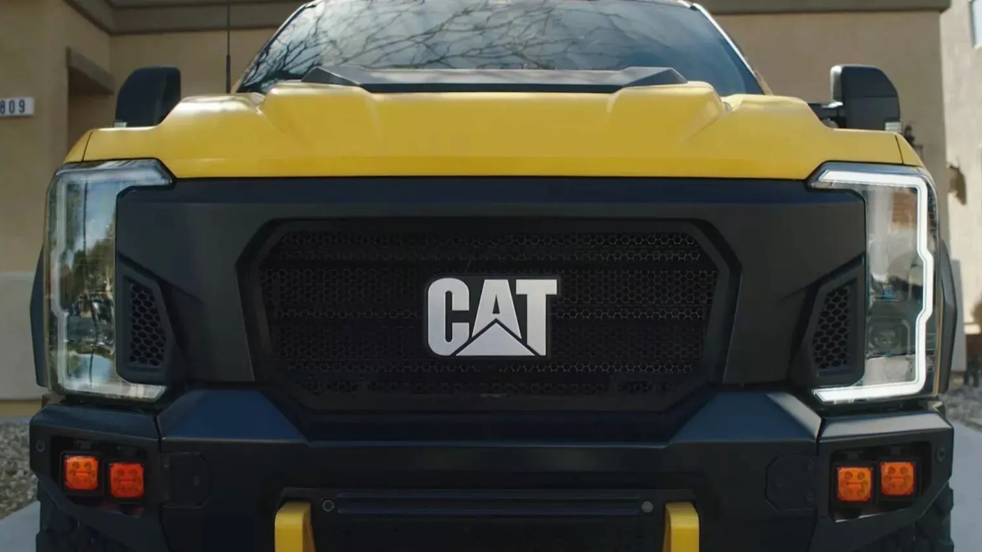 caminhonete Caterpillar Cat Truck baseada em Ford Super Duty com drone no teto em área de mineração