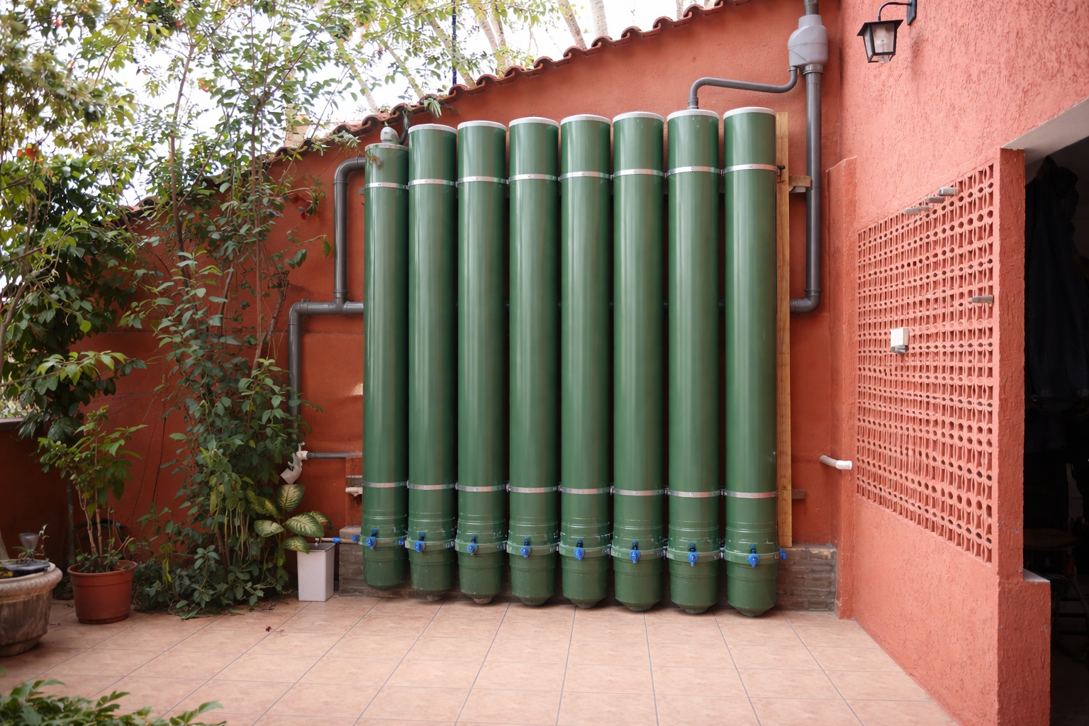 Adeus caixa d’água tradicional: pedreiro monta Sistema de Cisterna Vertical com canos PVC que armazena até 3.000 litros, custa menos de R$ 1.200 e substitui modelo comercial de R$ 3.000