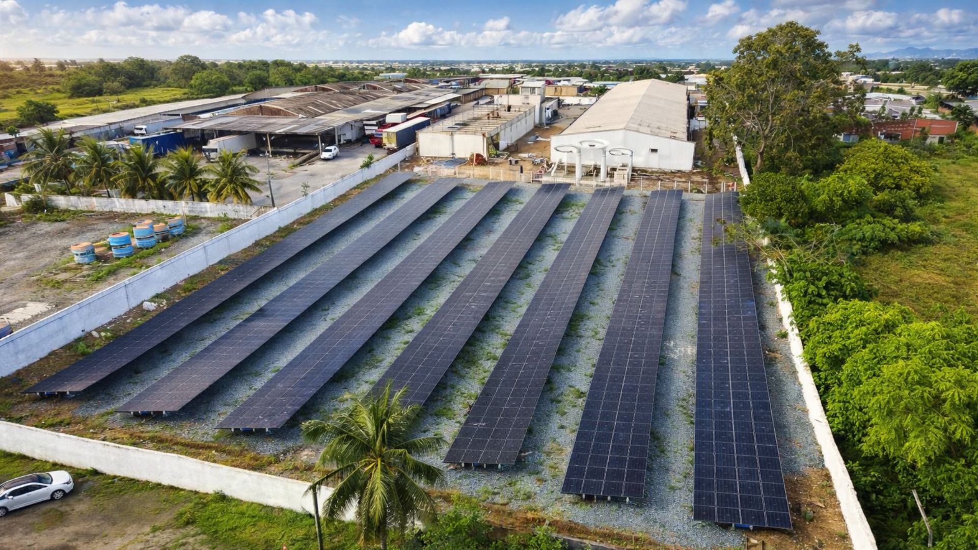Usina fotovoltaica de solo do TRE-PB com fileiras de painéis solares instalada no anexo do tribunal no Distrito Industrial de João Pessoa.