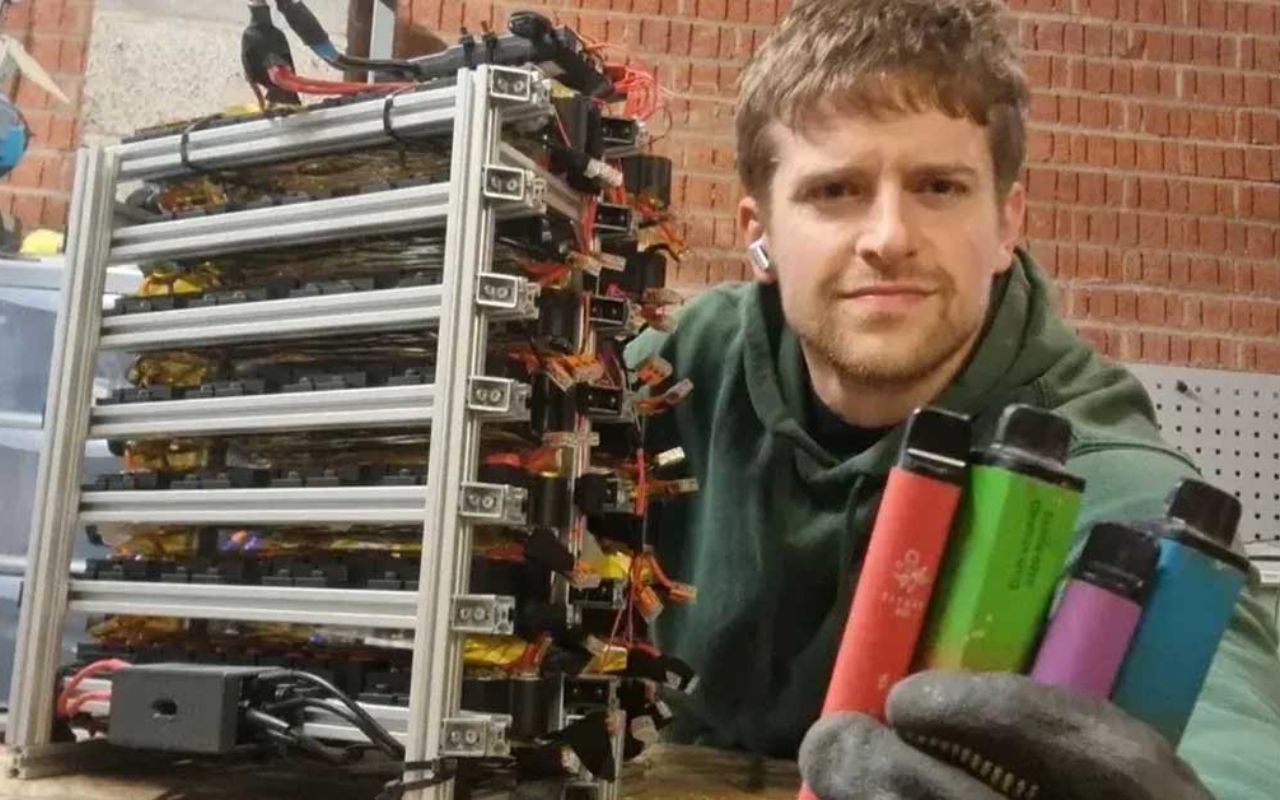 Engenheiro aproveita baterias de 500 vapers descartados para criar sistema capaz de alimentar carro elétrico em experimento de reciclagem tecnológica.