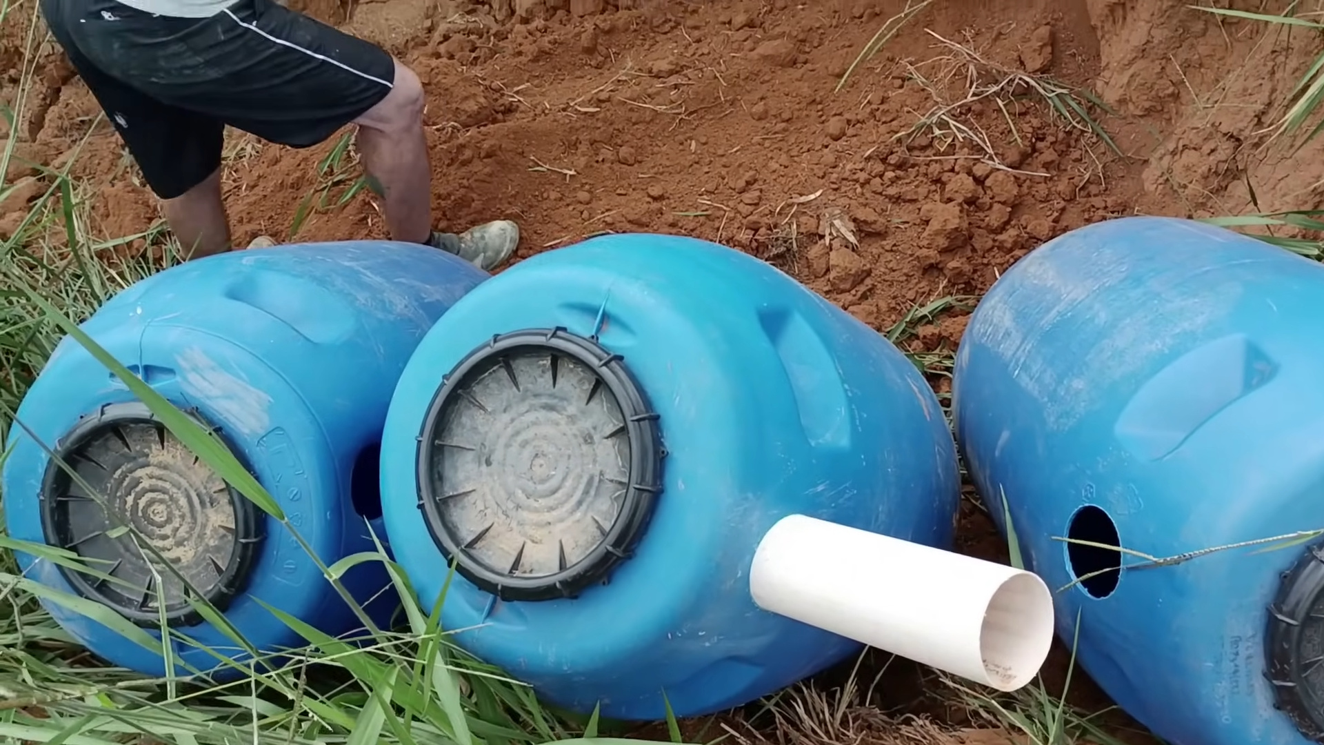 Adeus fossa cara: produtor rural ensina biodigestor com tambor plástico e tubos de PVC que trata esgoto doméstico, gera biofertilizante e pode custar menos de R$ 1.200, substituindo sistema convencional de até R$ 5.000