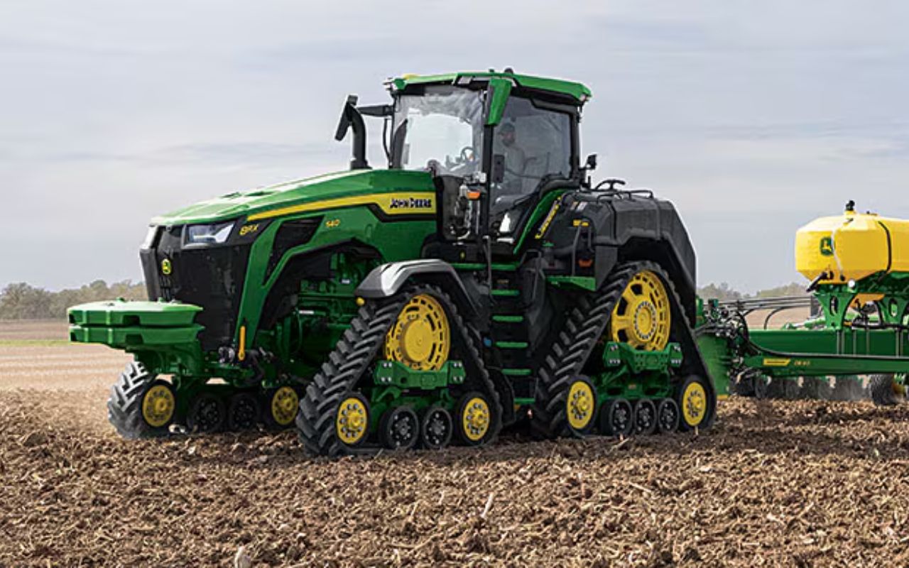 Com velocidade de até 60 km/h e intervalo de troca de óleo ampliado para 2.000 horas, novos tratores 8R e 8RX elevam padrão de desempenho no agronegócio.