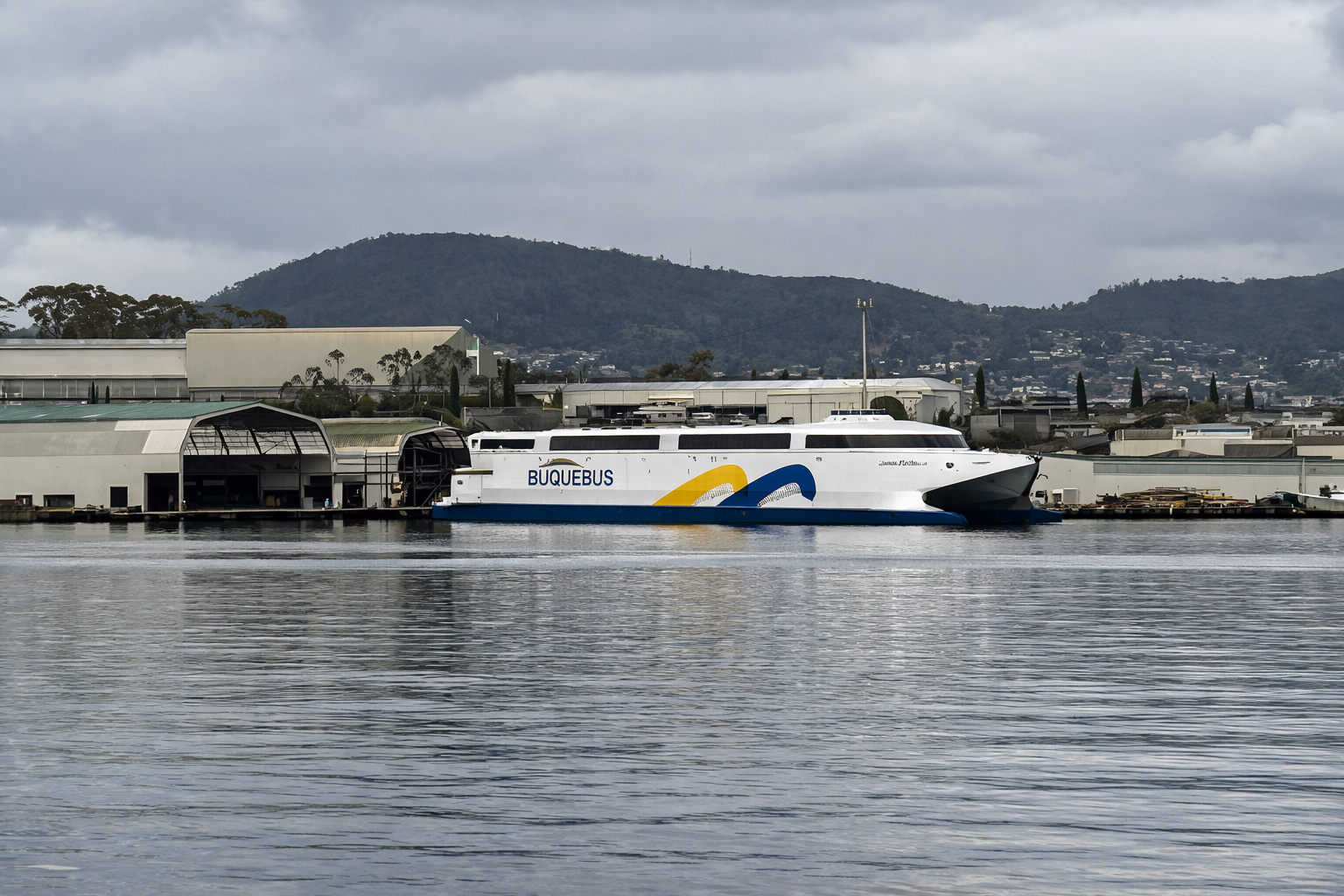 Ferry de grande porte atracado no terminal fluvial do Rio da Prata, embarcação moderna que representa o projeto do maior navio elétrico do mundo ligando Argentina e Uruguai.