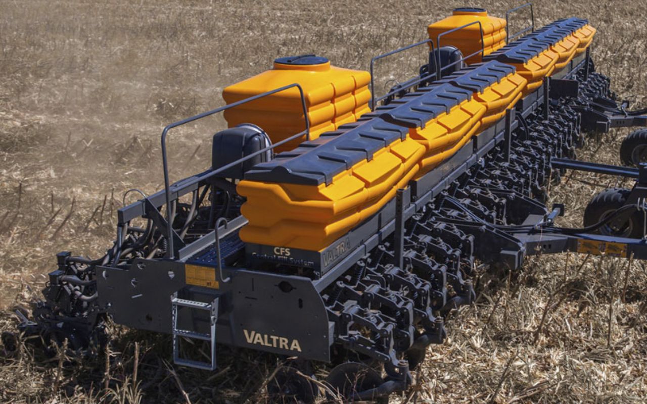A Plantadeira Frontier da Valtra entrega alto rendimento no agro com precisão de 99% na singulação, taxa variável de fertilizantes e tecnologia Precision Planting para aumentar o lucro em até R$ 50 mil por safra.
