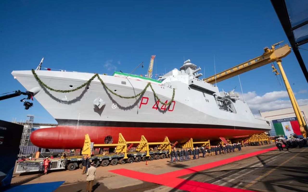 Marinha Italiana lança navio-patrulha Ugolino Vivaldi, com 95 metros, cockpit integrado e tecnologia de ponta, reforçando vigilância e defesa marítima.