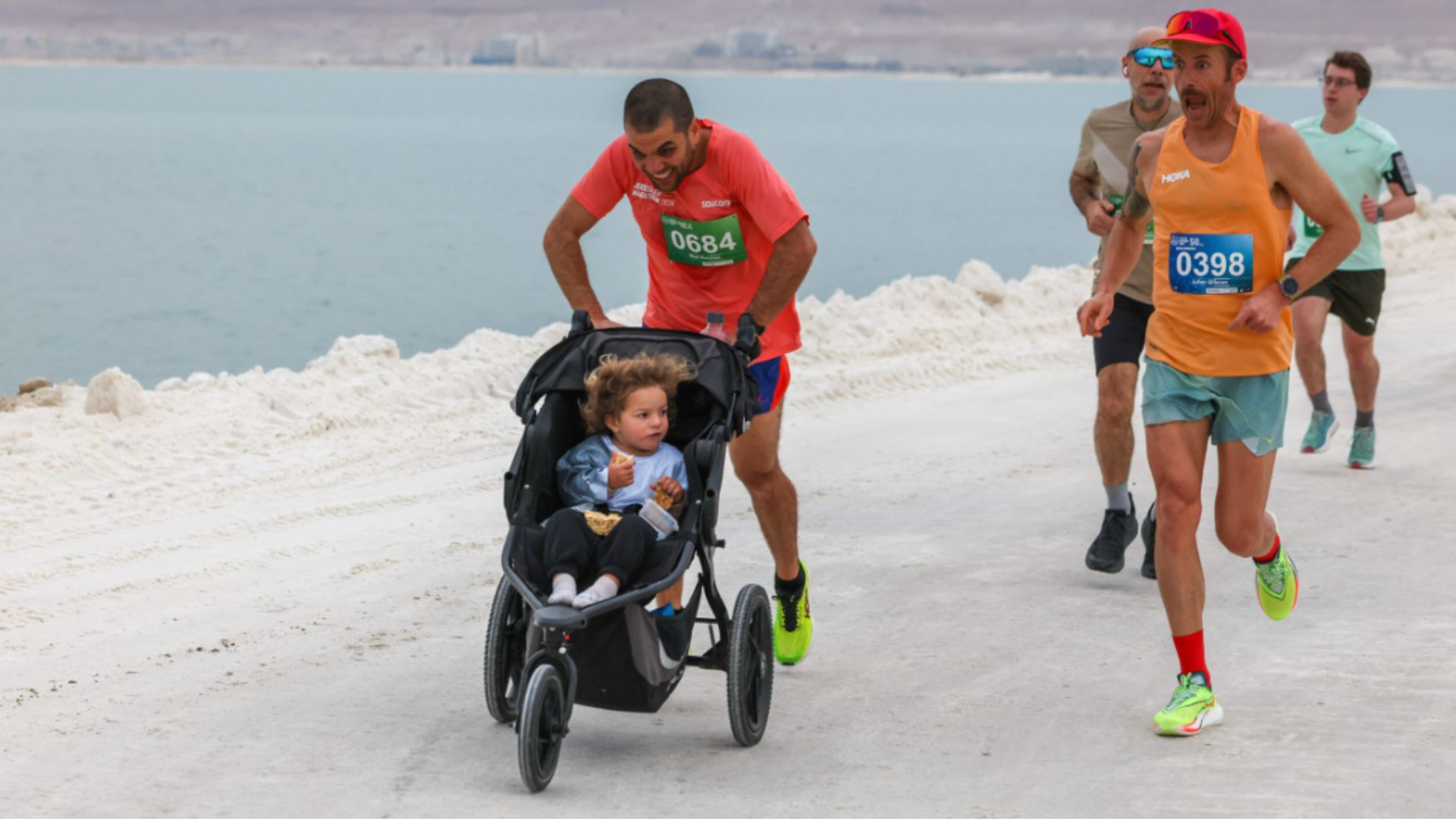 Corredora na Dead Sea Marathon correndo sobre terreno de sal no Mar Morto