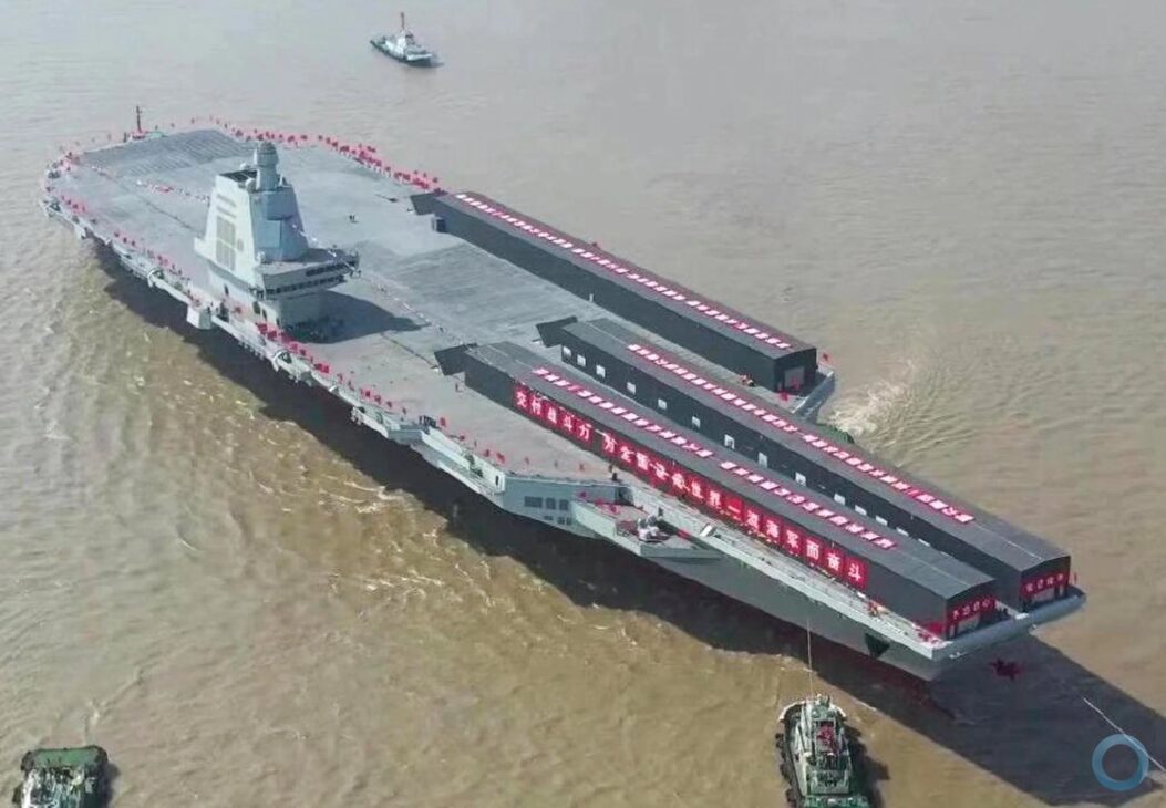 With a colossal size of 80,000 tons, 316 meters in length, and three electromagnetic catapults (EMALS) capable of launching heavy jets directly from the deck, the Fujian aircraft carrier has become the largest warship ever built in Asia and places China among the few nations that master the electromagnetic launch technology used in the USS Gerald R. Ford