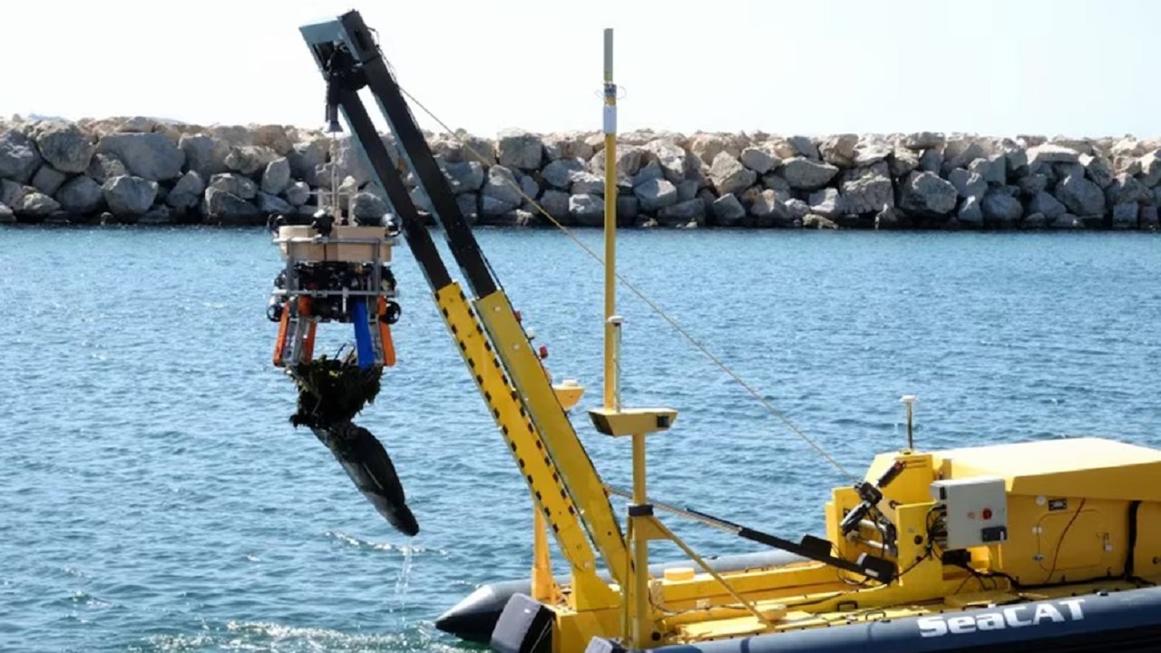 Equipado com IA treinada em 7.500 imagens, o robô submarino Smart Grapple mergulha mais de 300 metros no fundo do oceano para identificar lixo entre a vida marinha e agarrar objetos de até 250 kg, substituindo mergulhadores em missões de limpeza que podem operar 24 horas por dia