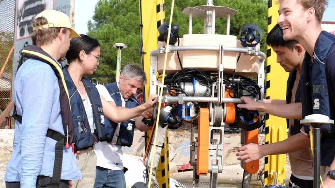 Equipped with AI trained on 7,500 images, the Smart Grapple underwater robot dives over 300 meters to identify trash among marine life and grab objects weighing up to 250 kg, replacing divers in cleaning missions that can operate 24 hours a day