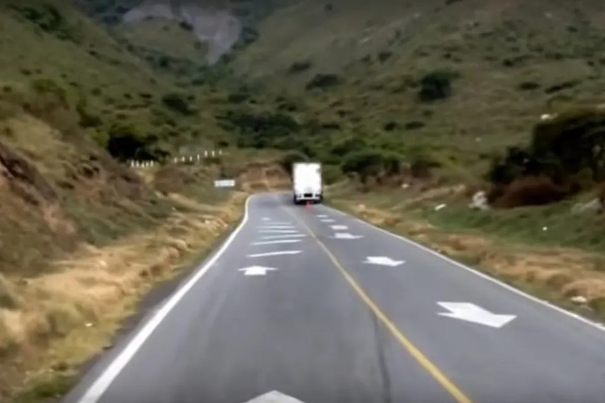 Rodovia nas montanhas da Serra de Acultzingo, em Veracruz, no México, com sinalização no asfalto indicando mudança de faixa que leva motoristas temporariamente à contramão para contornar curvas perigosas.