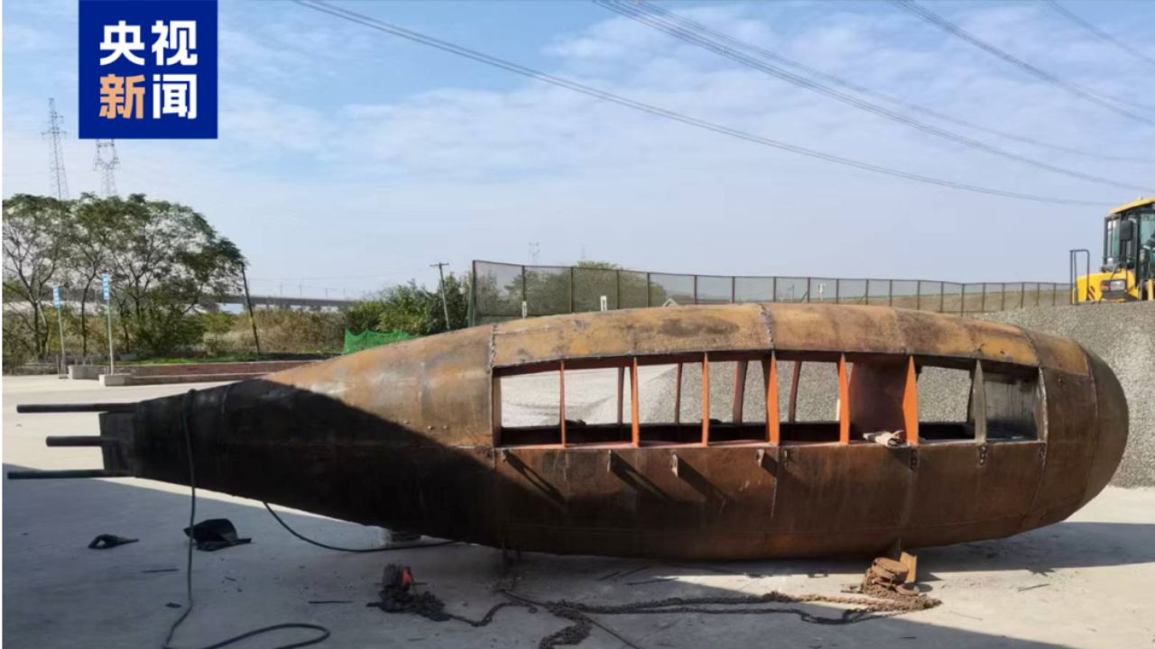 Without a degree and without a plan, the Chinese farmer gathered steel plates, a battery, and a used motor, spending ten years welding at night until launching the Big Black Fish, a handmade submarine weighing 5 tons, capable of diving 8 meters with two passengers on board in the river of Anhui province.