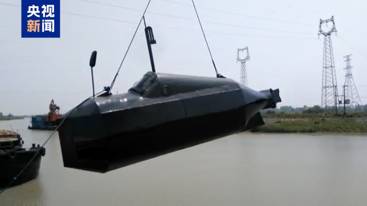 Without a degree and without a plan, the Chinese farmer gathered steel plates, a battery, and a used motor, spending ten years welding at night until launching the Big Black Fish, a handmade submarine weighing 5 tons, capable of diving 8 meters with two passengers on board in the river of Anhui province.