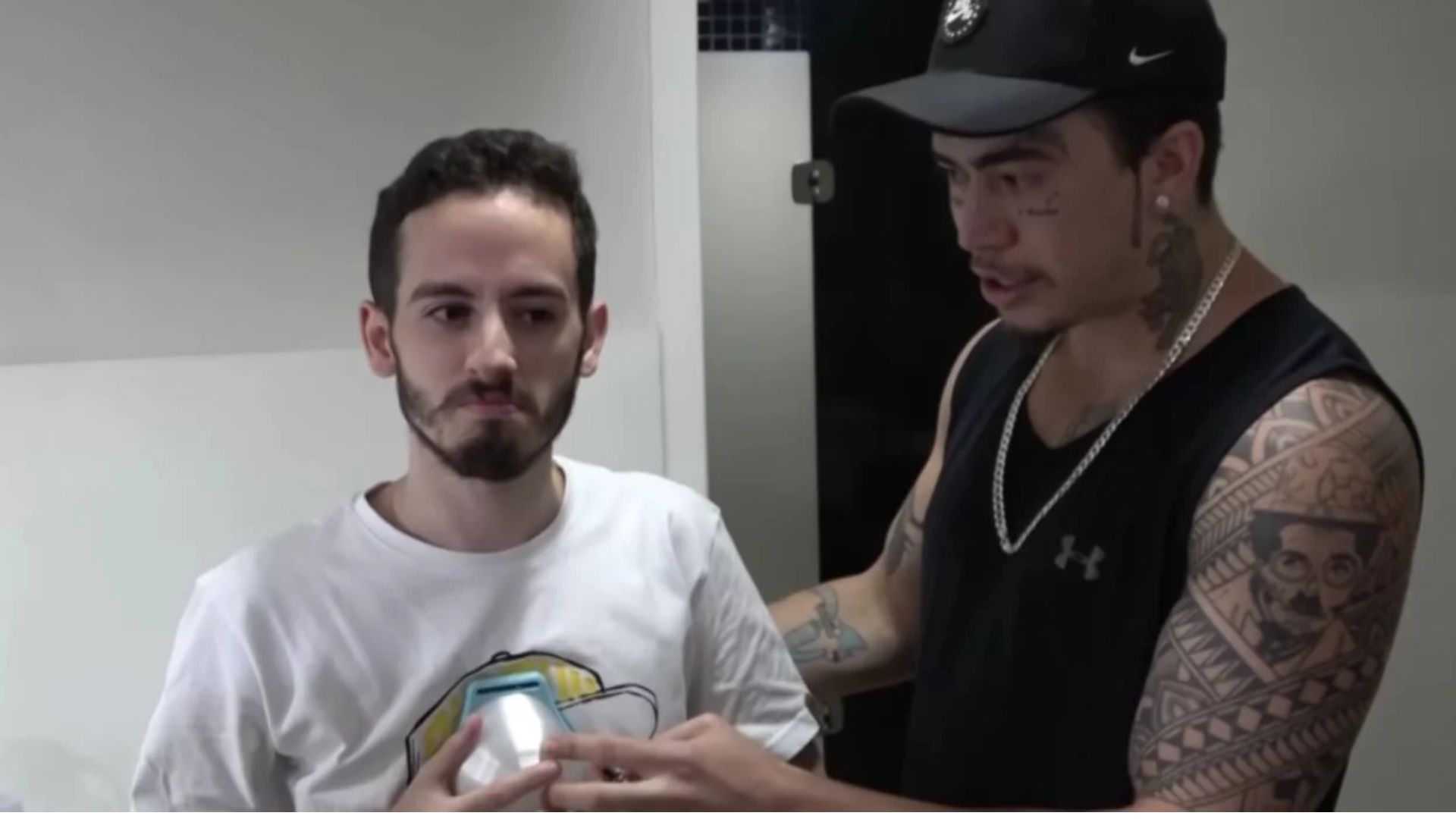 Teste de aparelho vibratório para surdos sentirem música