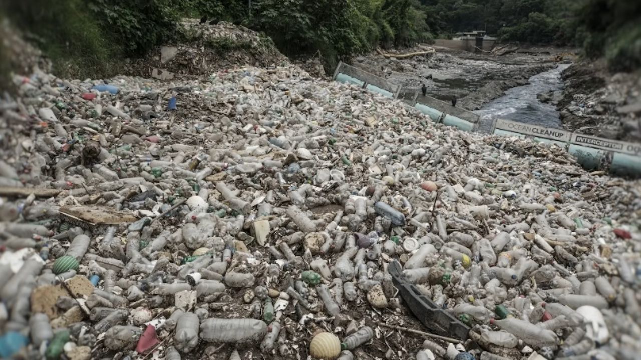 floating barriers in the Motagua, Guatemala: Interceptor 006 retains millions of kilograms of plastic and reduced waste carried to the Caribbean.