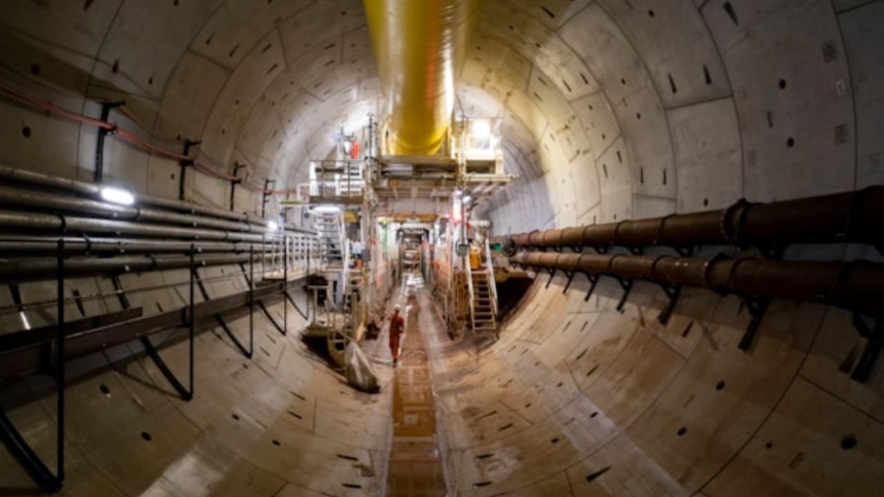 A tunnel boring machine in England opened a tunnel under a forest after mobilizing engineers and installed 790 concrete rings in the first stretch.